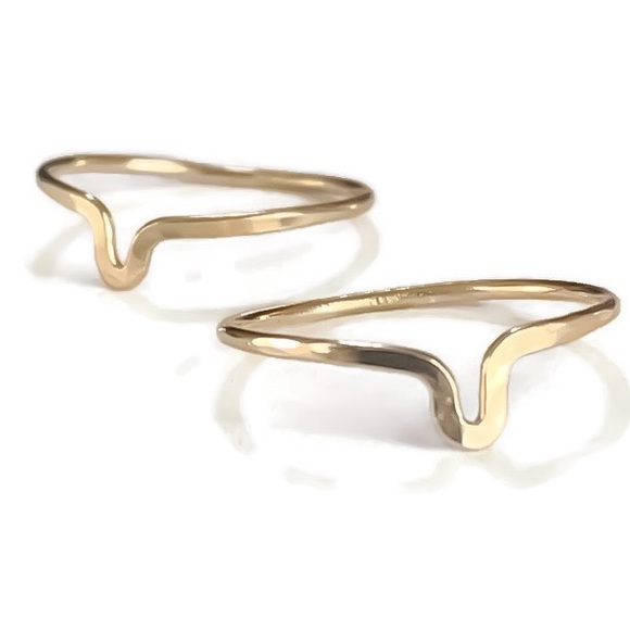 Set of 2 gold hammered chevron v shaped rings - Picture 6 of 8